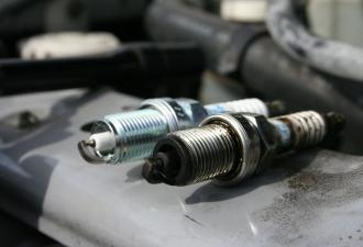 Why fills the spark plugs, who gives them a “shower”?